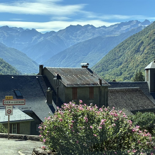 Le village et les sommets